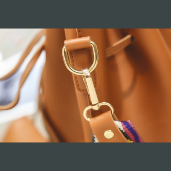 🎉HP🎉 🔄🆕 SAO PAULO Drawstring Bucket Bag - Picture 5 of 8